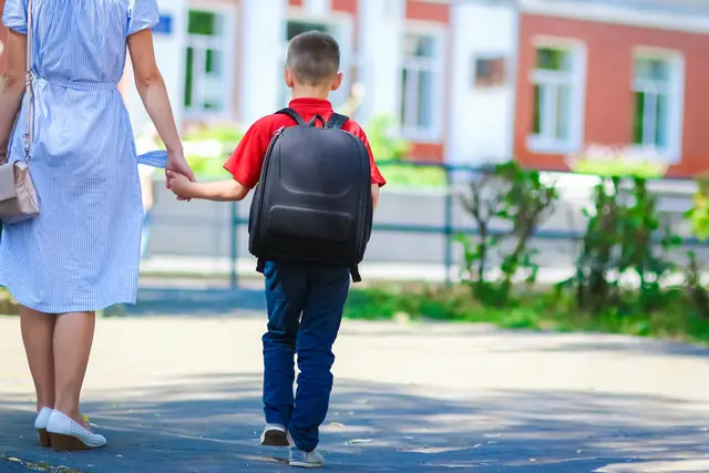 Auf dem Weg zur Schule: In Tirol beginnt in zwei Wochen das neue Schuljahr – Sicherheit ist dabei besonders wichtig. | Foto: smarterpix