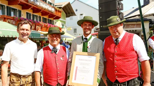 David Wintersteller wurde für seine Verdienste bei der Trachtenmusikkapelle Abtenau geehrt.  | Foto: Fmt Pictures / Josef Kühnhold