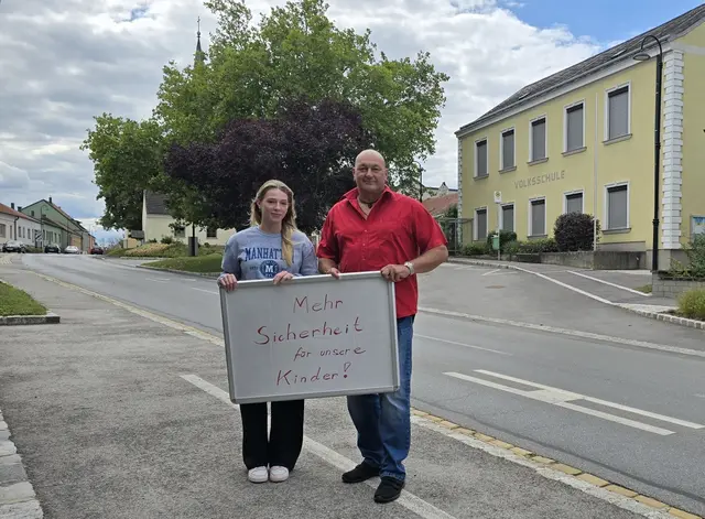 Die SPÖ-Gemeinderäte Josef Celig und Nina Maierhofer fordern einen Zebrastreifen. | Foto: SPÖ Leitzersdorf