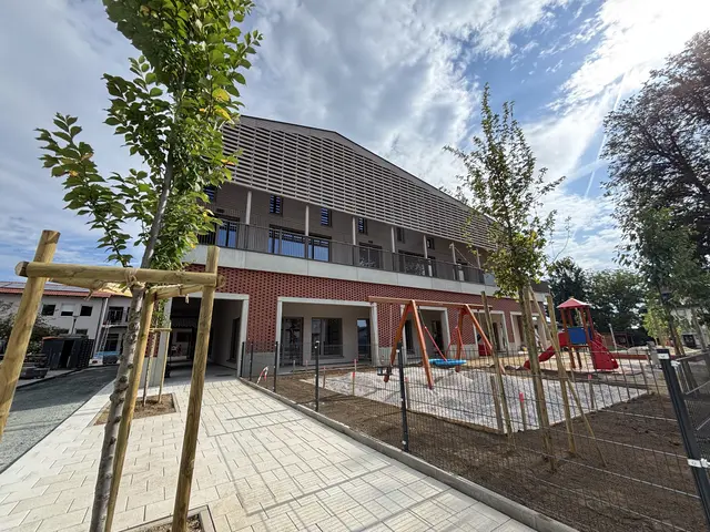 Die Spielgeräte stehen, die Bäume wachsen noch an: Dieser Neubau wird die Kinder der nächsten Generationen begeistern. | Foto: MeinBezirk/Katrin Löschnig