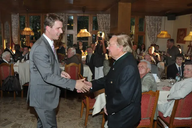 Ehrenzeichenverleihung im Jahr 2010: Bürgermeister Christian Härting begrüßt Erich Sailer herzlich. | Foto: Stefan Dietrich