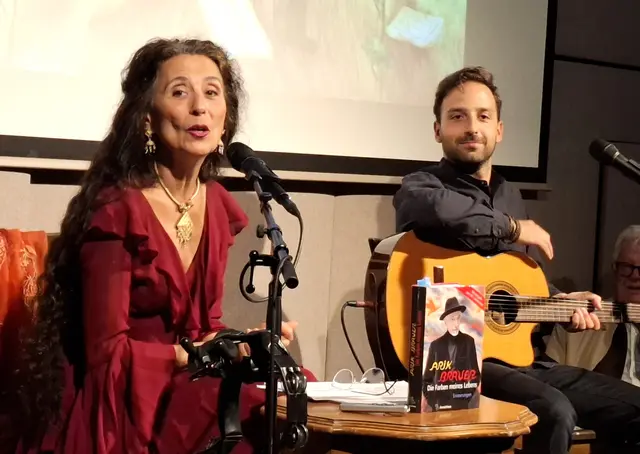 Timna Brauer und der Gittarist Jannis Raptis. | Foto: Josef Wind