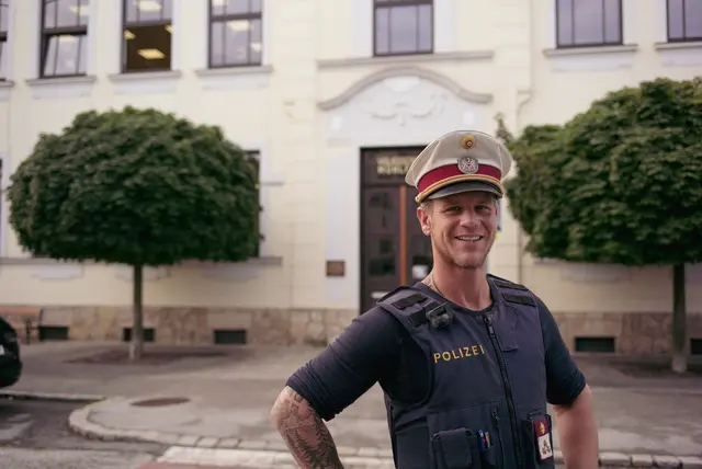 Stadtpolizist Alexander Leeb vor der Mühlfeld-Volksschule Neunkirchen. | Foto: Santrucek