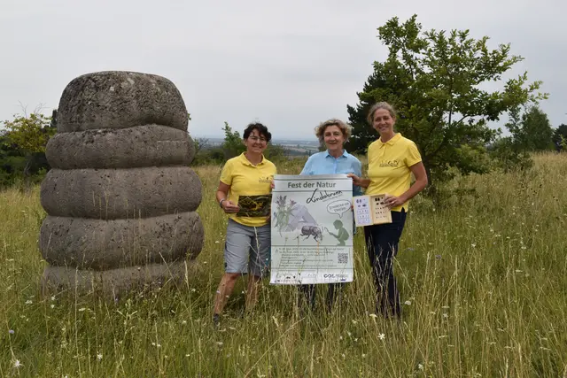 Elke Weisz-Emesz (mit Bild der Gelben-Leinbiene), Elisabeth Zottl-Paulischin und Irene Drozdowski (mit Dungkäfern) laden dazu ein die Natur kennen zu lernen. | Foto: Preineder