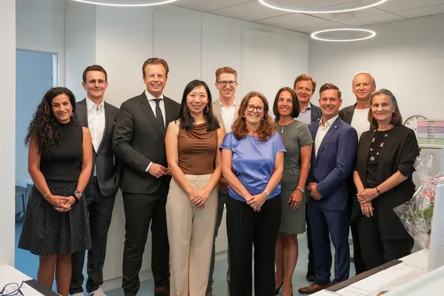 Das Ärztetrio Yanbo Wang, Georg Reiser und Bianca Auferbauer (Mitte) feierte am Freitag die offizielle Eröffnung des Gesundheitszentrums Liebenau mit zahlreichen Vertreterinnen und Vertretern aus der Politik und dem Gesundheitswesen. | Foto: Land Steiermark