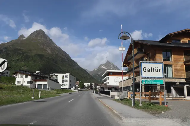 Zwei Wanderer wollten in Galtür Yak-Stier ausweichen und wurden dabei verletzt. Sie konnten sich hinter einem Baum in Sicherheit bringen, bis Hilfe kam und eine der beiden Wanderer medizinisch versorgt werden konnte. | Foto: Othmar Kolp