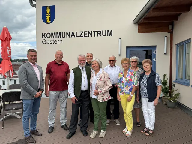 Margareta und Otmar Korherr im Kreise der Gratulanten | Foto: Marktgemeinde Gastern