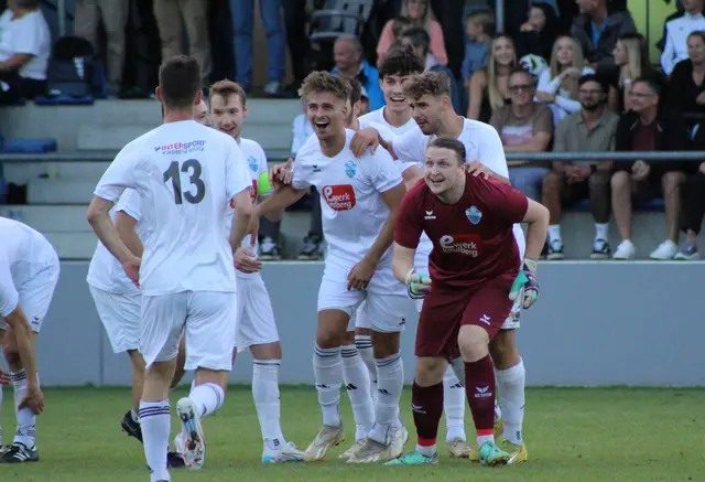 Jubel um Kindbergs Tormann Michael Budl (r.) nach seinem sensationellen Treffer. | Foto: Tom Dormann
