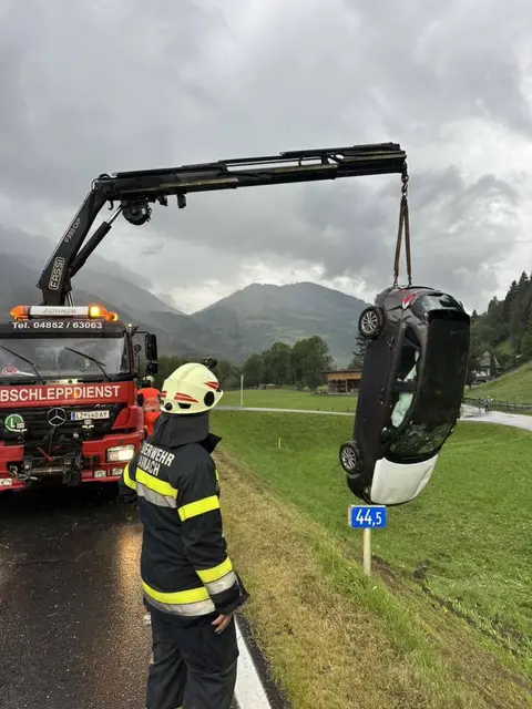 Er wurde ins Krankenhaus gebracht, während Feuerwehr, Rettung und Polizei den Unfallort sicherten. | Foto: Feuerwehr Lainach