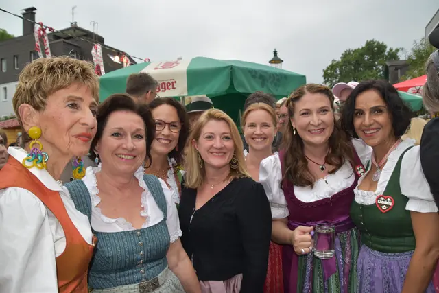 Frauenpower am Neustifter Kirtag - auch über Parteigrenzen hinweg. | Foto: Barbara Schuster/MeinBezirk