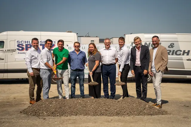 Vizebürgermeister Stefan Hanke (ÖVP), Bürgermeister Christian Gepp (ÖVP), Baumeister Thomas Schmidt, Günter Maurer (BM Schmidt GesmbH), Daniela Friedrich (Spenglermeisterin Dangl&amp;Dietrich), Manfred Bründl (Beta Systeme), Patrick Dietrich, Armand Drobesch (Vorstandsvorsitzender Sparkasse Korneuburg AG) und Wolfgang Dietrich beim erfolgreichen Spatenstich (v.l.). | Foto: Stadtgemeinde Korneuburg