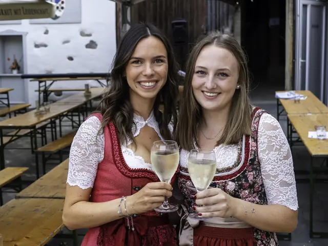 Die Mädls in Tracht, der Landjugend Altenburg, erfreuten sich besonders über die Weinbar! | Foto: Mario Hofmann