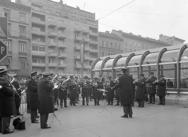 Mit viel Pomp wurde am 24. November 1979 die U1 Verlängerung Stephansplatz - Nestroyplatz gefeiert. | Foto: Wiener Linien