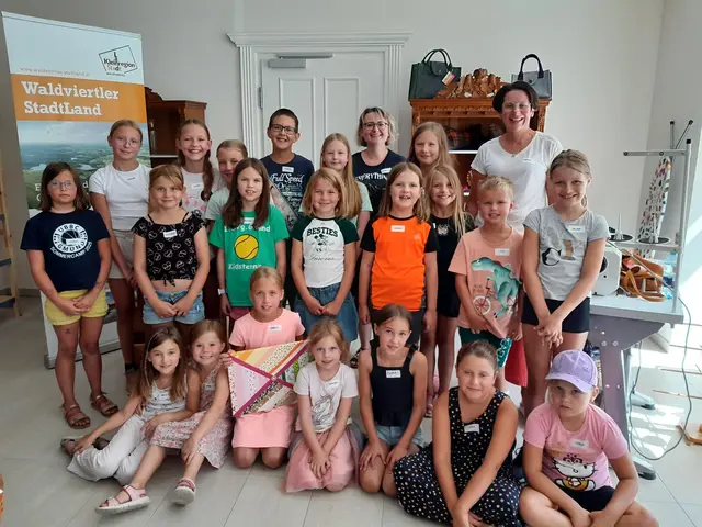 Projektleiterin Silke Kahl und Direktorin Karin Preißl-Stubner mit den teilnehmenden Kindern beim Kreativnachmittag in der Stadtgreißlerei Schrems. | Foto: Kleinregion Waldviertler StadtLand