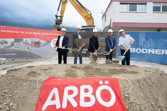 Christian Kovacevic, Abgeordneter zum Tiroler Landtag; Helmut Glantschnig, Präsident ARBÖ-Tirol; Peter Rezar, Präsident der ARBÖ-Bundesorganisation; Gerald Kumnig, ARBÖ-Generalsekretär; Franz Pfeifer, Präsident ARBÖ Niederösterreich beim Spatenstich in Innsbruck. | Foto: ARBÖ