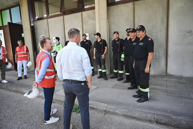 Geschäftsführer Haimo Primas und Vizekanzler Andreas Babler bei der Holcim-Betriebsfeuerwehr. | Foto: Holcim/S. Germershausen
