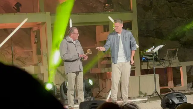 Paul aus dem Publikum assistierte Martin Frank bei einer musikalischen Darbietung.