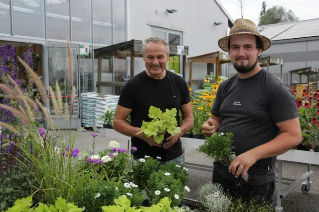 Gärtnermeister Walter Platzer (l.) und ein Zivildiener, der seinen Dienst in der sozialen Einrichtung in Asten leistet. | Foto: MeinBezirk OÖ
