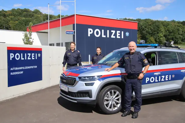 Im modernsten Autobahnpolizeigebäude Österreichs sind 19 Beamte unter dem Kommando von Christian Kopfer (links) beschäftigt. | Foto: Martin Wurglits