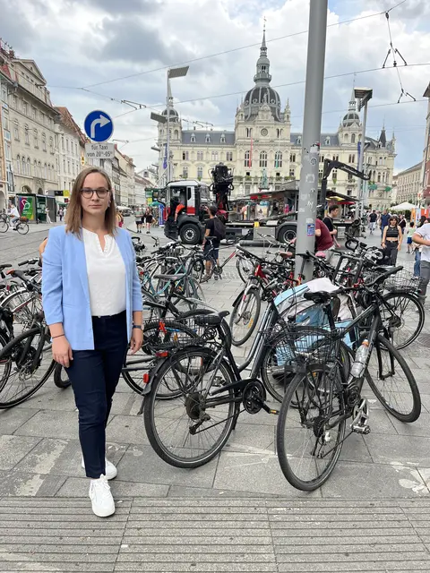 ÖVP-Clubobfrau Anna Hopper ist die aktuelle Situation rund um "wild" abgestellte Fahrräder in der Innenstadt ein Dorn im Auge.  | Foto: VP Graz