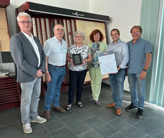 Ein halbes Jahrhundert Handwerkskunst: Landesinnungsmeister Roman Toth, Innungsgeschäftführerin Doris Granabetter, Präsident Andreas Wirth und Kommerzialrat Hannes Bauer gratulierten dem Ehepaar Franz und Marie-Claire Karlovits recht herzlich.  | Foto: WKB