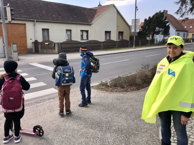 Vor dem Schutzweg vom Roller absteigen ist für Schülerlotsin Veronika Haas besonders wichtig. | Foto: zVg Veronika Haas 
