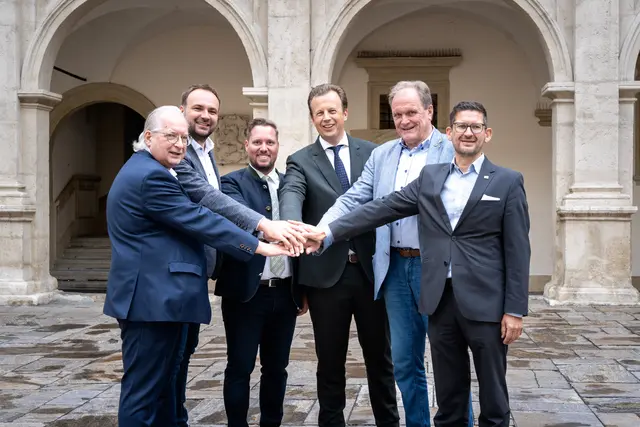 Hand drauf: Günther Hirschberger (Ärztekammer), Michael Sacherer (Ärztekammer), Marco Triller, Karlheinz Kornhäusl, Erwin Dirnberger (Gemeindebund) und Michael Leitgeb (LStädtebund) besiegeln Entgeltverordnung für Gemeindeärzte. | Foto: Land Steiermark/Grill