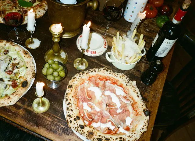 Anton Zehetbauer ist auf seinen Teig besonders stolz. Dieser ähnelt einer klassischen neapolitanischen Pizza, ist allerdings bewusst etwas knuspriger. | Foto: Amici Pizzeria