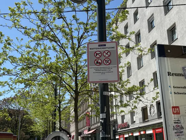 In Wien gibt es derzeit drei Waffenverbotszonen. Diese würden wirken, versichert Landespolizeidirektor Gerhard Pürstl. Ein allgemeines Waffentrageverbot sei bereits in Aussicht, wie ihm signalisiert wurde. (Archiv) | Foto: Michael Marbacher/MeinBezirk