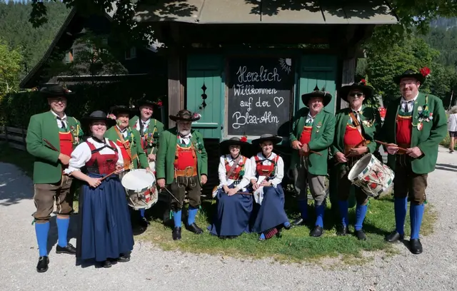 Auf der Blaa-Alm selber und auf zwei benachtbarten Hütten gabe es Essen, Getränke und überall wurde musiziert. | Foto: Prof. Peter Reitmaier