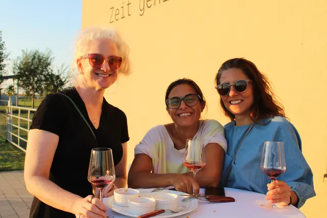 (v.l.n.r) Julie, Evrim und Selin genießten den Abend am Alpakahof. 