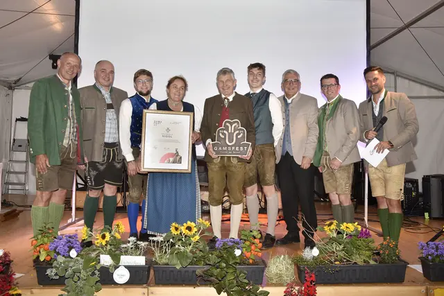 Im Bild: Landesrat Josef Schwaiger und Leo Bauernberger (GF der SalzburgerLand Tourismus GmbH, SLTG) bei der Ehrung für Familie Santner vulgo Niggl aus Lintsching. | Foto: Land Salzburg/Franz Neumayr