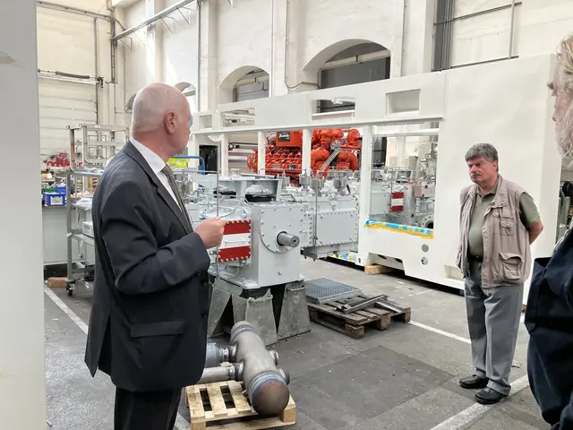 Sichtlich stolz sind die LMF-Chefs auf die Produkte, die in Leobersdorf hergestellt werden. | Foto: Gabriela Stockmann