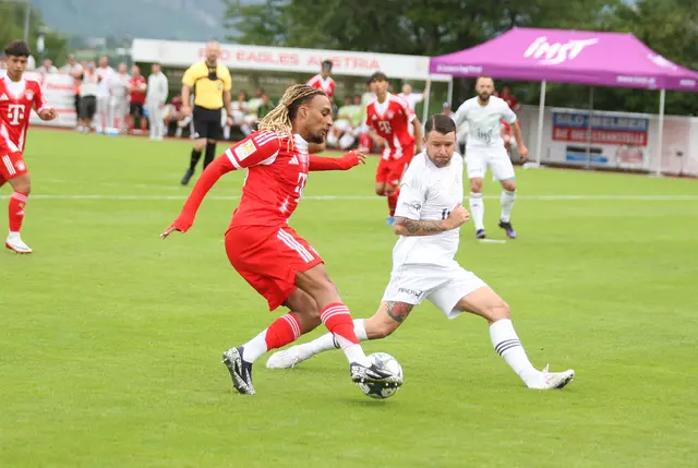 Bayerns Sacha Boey im Zweikampf mit dem sonst für Schwaz kickenden Imster Sandro Neurauter. | Foto: Peter Leitner
