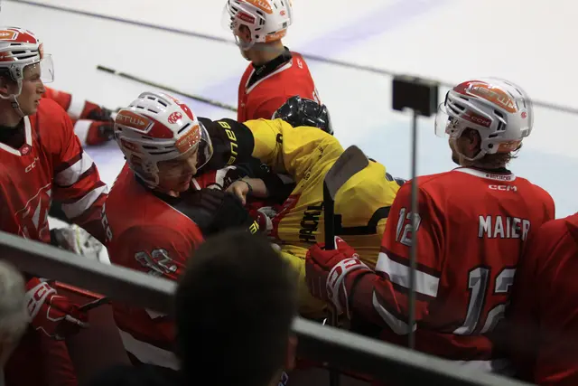 Harte Bandagen in der Vorbereitung: Dominic Hackl übertreibt es etwas und legt sich mit der Spielerbank des EC-KAC an. | Foto: MeinBezirk.at