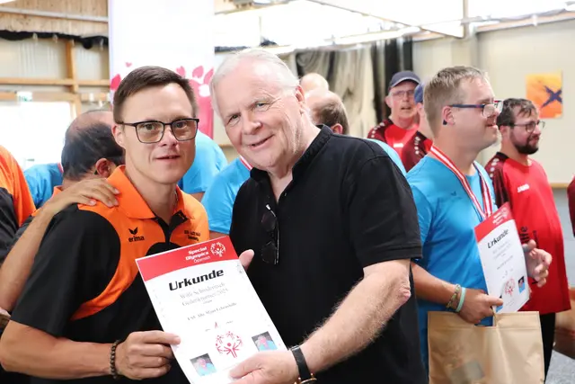 Seiersberg-Pirkas GK Werner Koch gratuliert dem Kapitän der Gruppe A des ESV Alte Maut Bernhard Lamprecht zum Sieg. | Foto: Edith Ertl