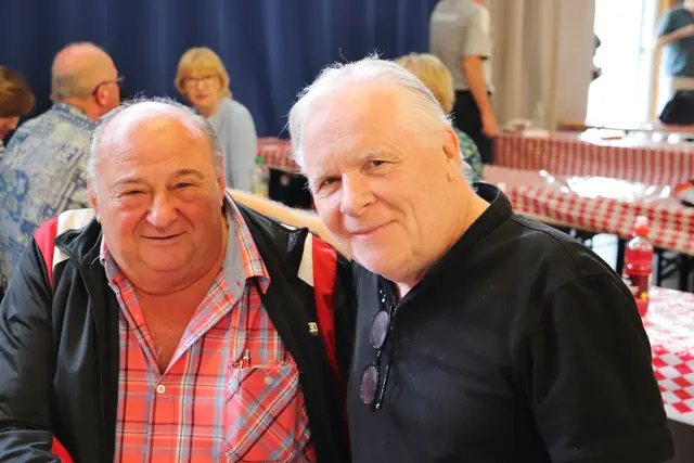 Der Motor der Team Österreich Tafel Fritz Praßl unter den Zuschauern mit Werner Koch | Foto: Edith Ertl