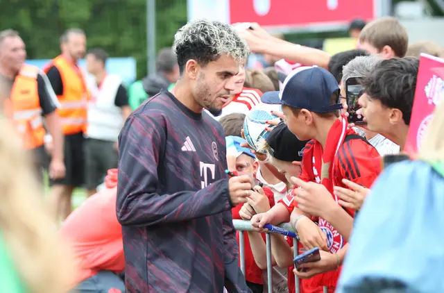 Bayern-Neuzugang Luis Diaz aus Kolumbien erfüllte geduldig Autogrammwünsche der Fans. | Foto: Peter Leitner