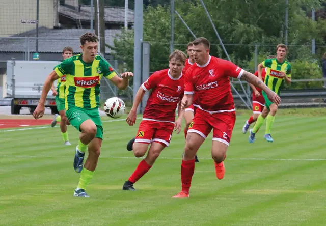 Raphael Eppensteiner (links) erzielte vier Treffer beim 10:1 Auswärtssieg der Kitz Juniors über Hopfgarten/Itter
