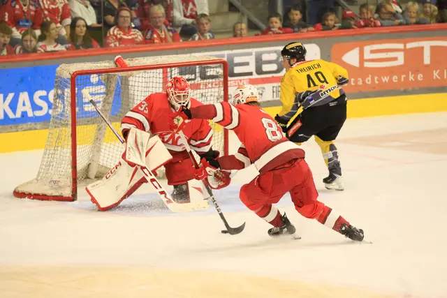 Ex-Rotjacke Theirich vergibt, Thimo Nickl klärt vor Vorauer. | Foto: MeinBezirk.at