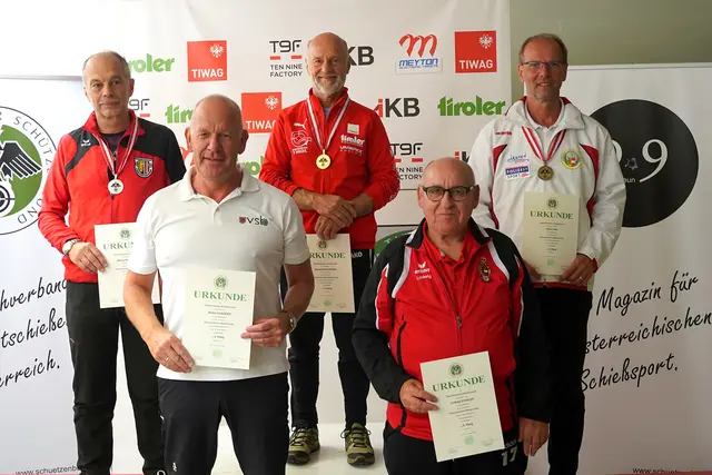 Auf die 100m Distanz zeigte sich Raimund Felderer (Mitte - SG Breitenbach) in der Seniorenklasse 2 mit dem Kleinkalibergewehr erfolgreich und holte den Titel des Österreichischen Meisters. | Foto: Christian Kramer / TLSB