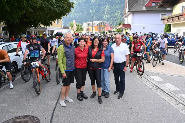 Peter Zauchner,  Maria Knauder, Sara Schaar, Sabine Gugganig und Gerald Preimel beim Start der Almtrophy(v.l.). | Foto: OKN, Peter Schober
