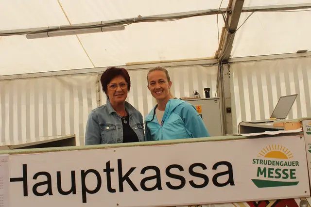 Zwei der vielen freiwilligen Helferinnen bei der Kassa im Festzelt. | Foto: MeinBezirk Perg/Köck
