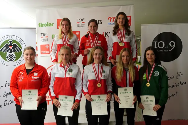 Joe-Anne Mair (Mitte - SG Sportschützen St. Johann) konnte bei den Österreichischen Meisterschaften für Kleinkalibergewehr in Innsbruck im 3x20 Dreistellungskampf der Juniorinnen Gold gewinnen.  | Foto: Christian Kramer / TLSB