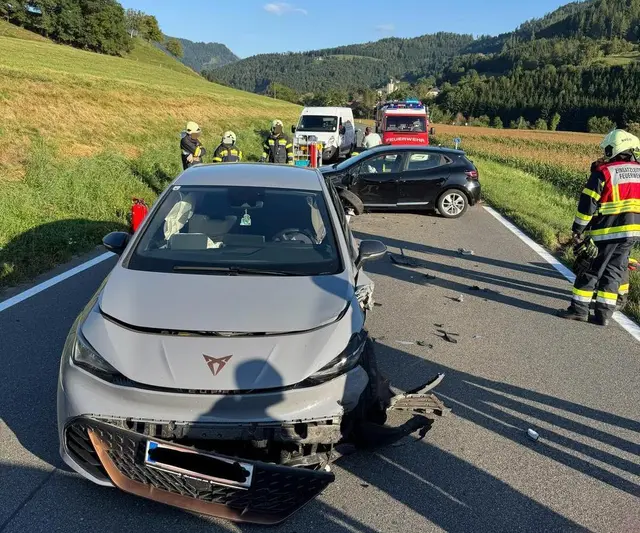 Auf der B82 kam es am Freitagnachmittag zu einer Kollision zweier Pkw. | Foto: FF Brückl