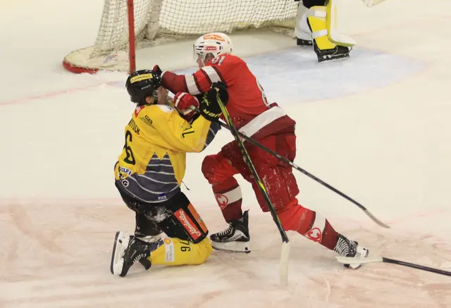 Auch Finn van Ee (EC-KAC) ließ sich die harte Gangart der Wiener nicht gefallen. | Foto: MeinBezirk.at