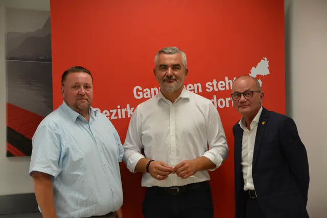 Landesrat Heinrich Dorner diskutiert gemeinsam mit Bürgermeister Horst Egresich und Roman Kainrath über das Gemeindeentlastungspaket. | Foto: Rosenberger