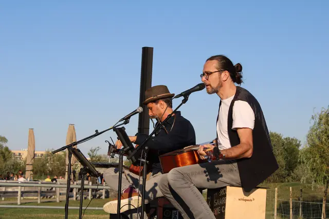 Für Musik und Unterhaltung sorgte die Band Vuisaitig mit (li, hinten) Christopher Schneeweiß und (re, vorne)  Christian Pitzer.