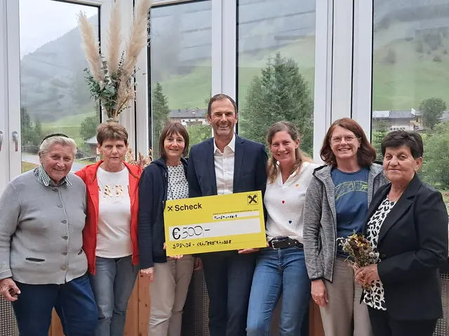Die fleißigen Damen konnten eine schöne Spende für den Sozialfonds Wipptal an den Direktor der Raiffeisenbank Wipptal-Stubaital Mitte, Wolfgang Gredler, übergeben. | Foto: privat