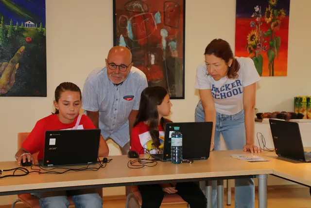 auch Bürgermeister Werner Huf zeigte sich sehr Interessiert  | Foto: Eduard Wimmer